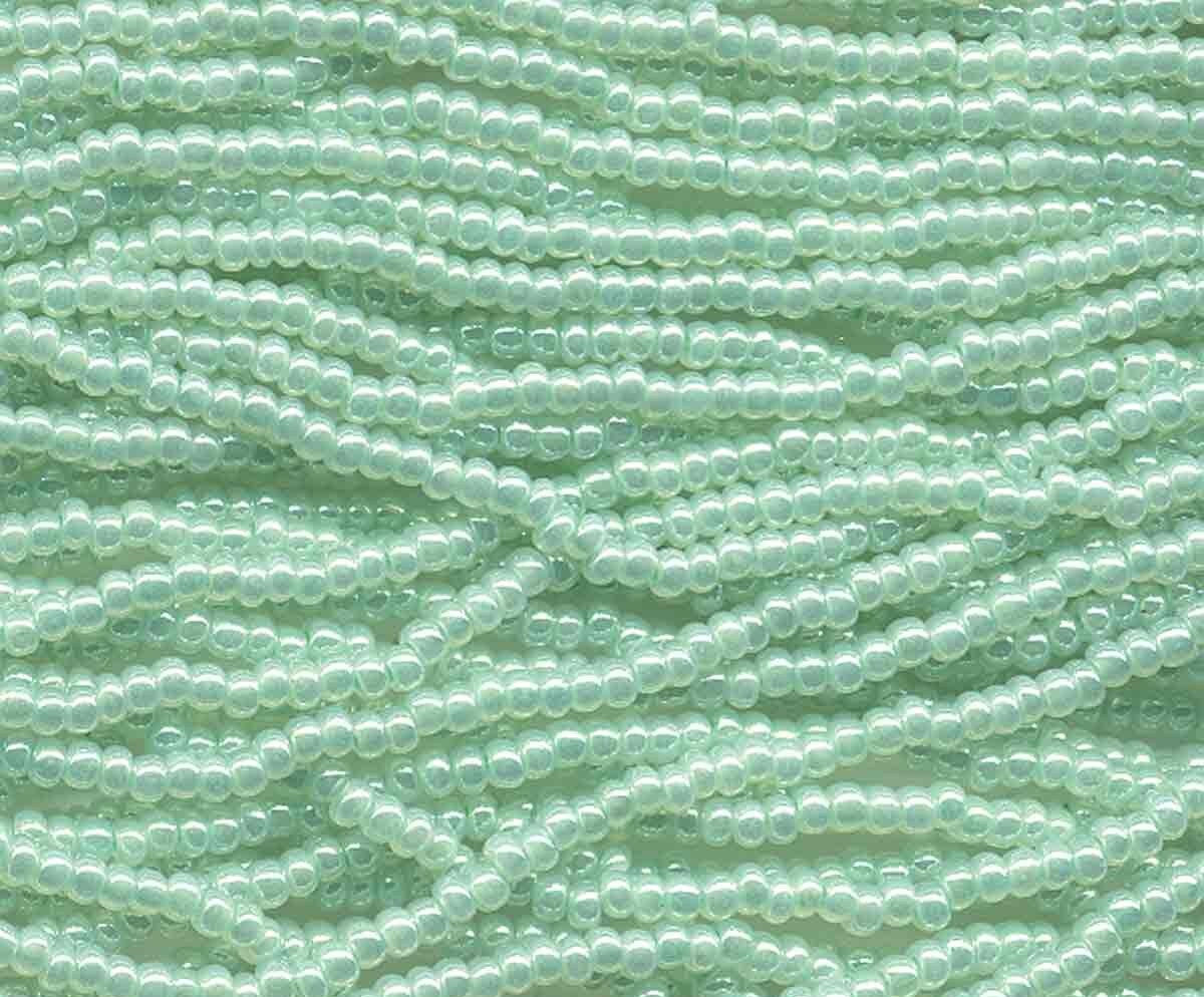 11/0 CZECH LT GREEN CEYLON 12 STRING/HNK-APPX 34 GMS
